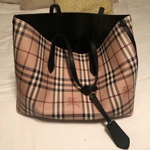 Burberry reversible purse, Medium Size